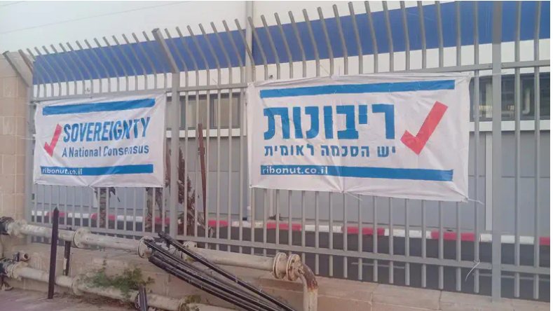 השלטים שניתלו סמוך לבסיס האמריקני צילום: באדיבות המצלם