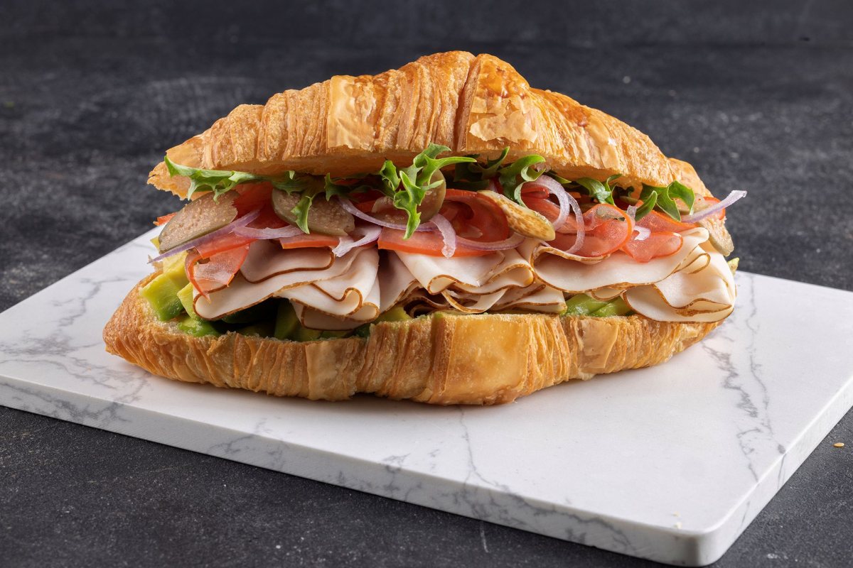 כריך קרואסון עם פסטרמה בדבש אבוקדו וירקות טריים צילום הדס ניצן