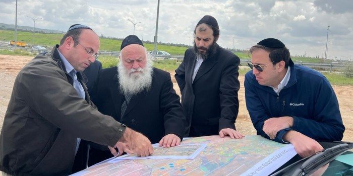 שר השיכון וצוות לשכתו.צילום: דוברות משרד השיכון