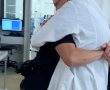 חיבוק מרגש: הלוחם חזר לבית החולים להודות לצוות שנלחם על חייו