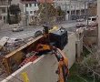 מזווית שלא ראיתם: תיעוד ראשון מהתהפכות משאית מנוף שחוסמת את הרכבת הקלה בירושלים