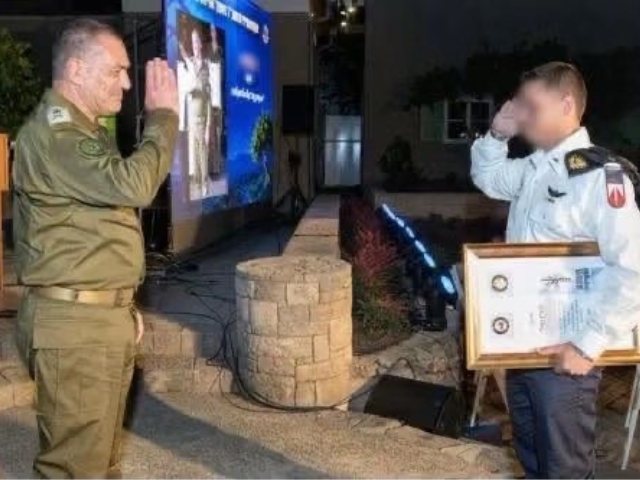 רס״ן י׳ מקבל אות הצטיינות מהרמטכ״ל 