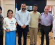 גאווה לקריית גת: ראש העיר העניק לתלמידה מאיה נעים תעודת הוקרה - אחרי הזכיה בתחרות הנואם הצעיר