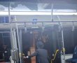 לא מחבלים – אבל בריונים: פצועים חרדים ממטח אבנים שניפץ את שמשות האוטובוס | צפו
