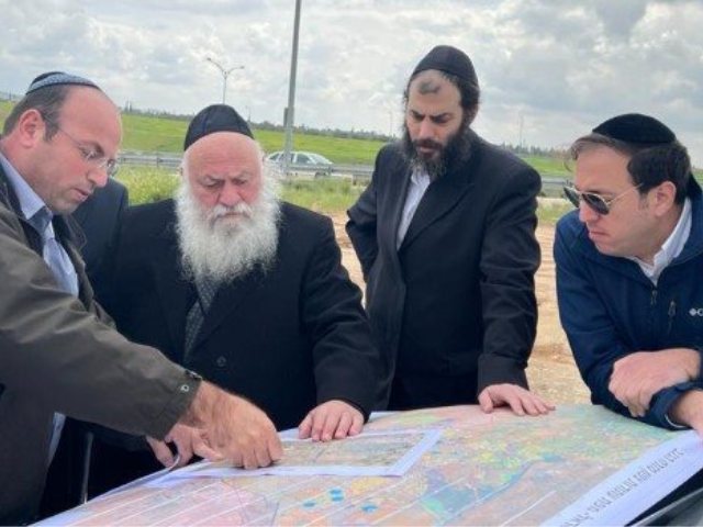 שר השיכון וצוות לשכתו.צילום: דוברות משרד השיכון
