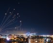 "מסי בועט ו...מבקיע": תושב מזרח ירושלים דימה משחק כדורגל על רקע פגיעת הטילים מאיראן (וידאו)