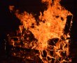 אמיתי לגמרי: אדם אותר בוער על ספה בגינת משחקים בירושלים