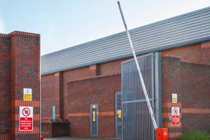 תיקון והתקנת שערים חשמליים מסחר תעשיה ובתים פרטיים >>>