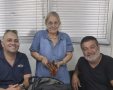 עובדי דן בדרום עם הנוסעת לאחר שהשיבו לה את האבידה