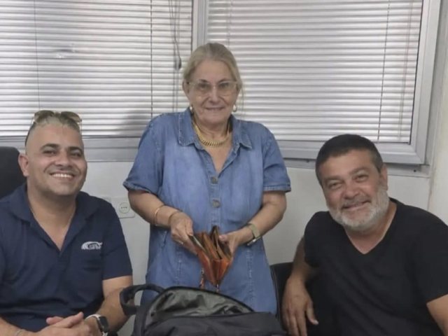 עובדי דן בדרום עם הנוסעת לאחר שהשיבו לה את האבידה